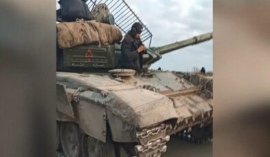 Ukrayna’da silahlanan siviller Rus tankını durdurdu