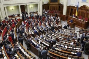 Ukrayna Parlamentosu, &uuml;lkedeki siyasi partilerin faaliyetlerinin "Rus yanlısı tutum" temelinde