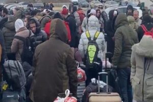 Ukrayna'dan ayrılmak isteyen aralarında T&uuml;rklerin de bulunduğu y&uuml;zlerce kişi, Orlivka