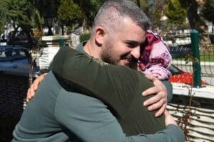 RUSYA'nın Ukrayna'ya y&ouml;nelik harekatı sırasında Zaporijya şehrinde, eşi ve &ccedil;ocuğuyla