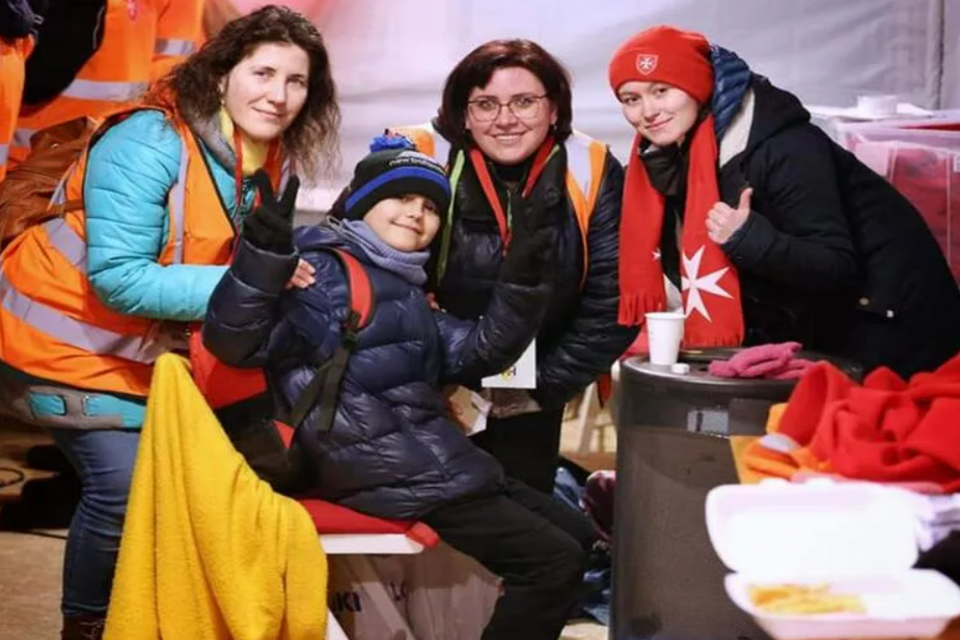 Ukrayna'daki annesinin, yaşlı anneannesini bırakamadığı için, tek başına trene bindirdiği