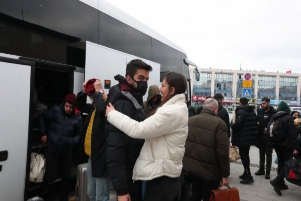Ukrayna&rsquo;daki Rusya saldırıları sonrası T&uuml;rk vatandaşları otob&uuml;s kafileleri dışında ara&ccedil;larıyla