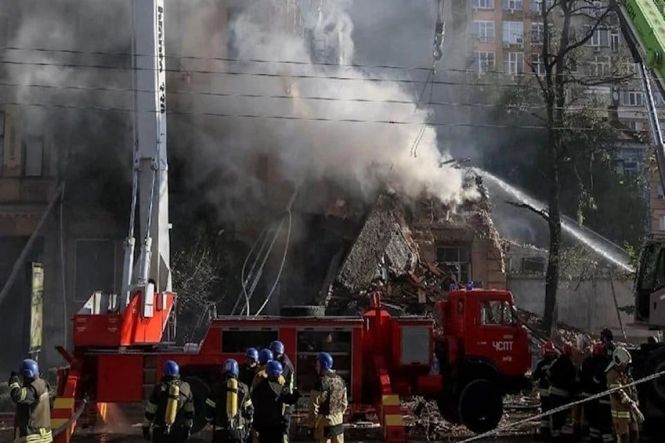 Ukrayna, Kiev'e d&uuml;zenlenen saldırılarda 3 sivilin &ouml;ld&uuml;ğ&uuml;n&uuml; duyurdu.&nbsp;&nbsp; Rus g&uuml;&ccedil;lerinin