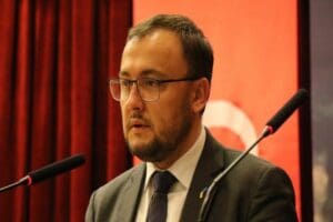 Ukrayna'nın Ankara B&uuml;y&uuml;kel&ccedil;isi Vasyl Bodnar, Fenerbah&ccedil;e-Dinamo Kiev ma&ccedil;ında trib&uuml;nden y&uuml;kselen