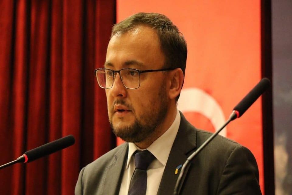 Ukrayna'nın Ankara B&uuml;y&uuml;kel&ccedil;isi Vasyl Bodnar, Fenerbah&ccedil;e-Dinamo Kiev ma&ccedil;ında trib&uuml;nden y&uuml;kselen