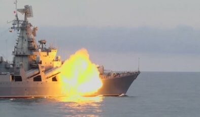 Ukrayna, Rusya'nın Karadeniz'deki en büyük savaş gemisini füzelerle vurdu