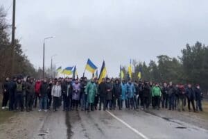 Ukrayna&nbsp;Ulusal Muhafızları yetkilileri, Zaporizhzhya N&uuml;kleer Santrali&rsquo;nin bulunduğu&nbsp;Enerhodar&nbsp;kentinde bug&uuml;n kurulan&nbsp;barikatlara toplanan
