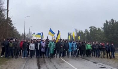 Ukraynalılar nükleer santral önünde barikat kurdu