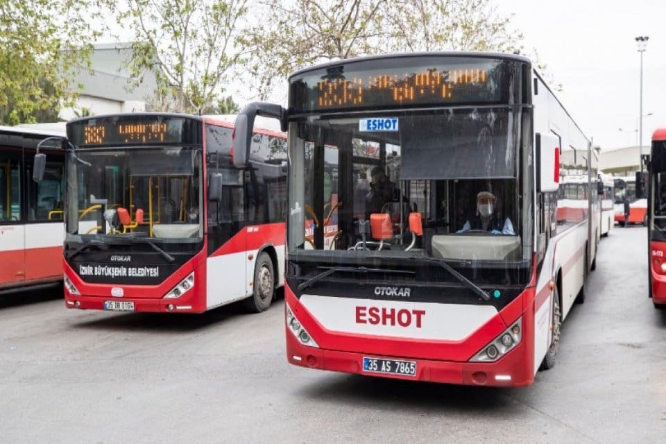İzmir B&uuml;y&uuml;kşehir Belediye Başkanı Tun&ccedil; Soyer, akaryakıta ardı ardına s&uuml;rekli