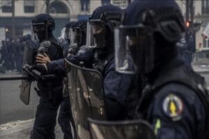 Fransa'nın başkenti Paris'te polisin ateş a&ccedil;tığı kişi hayatını kaybetti. Fransız
