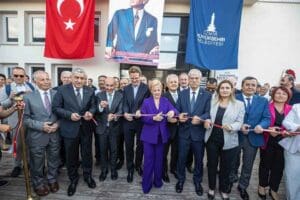 İzmir B&uuml;y&uuml;kşehir Belediyesi ve İzmir Gazeteciler Cemiyeti işbirliğiyle Uluslararası Basın