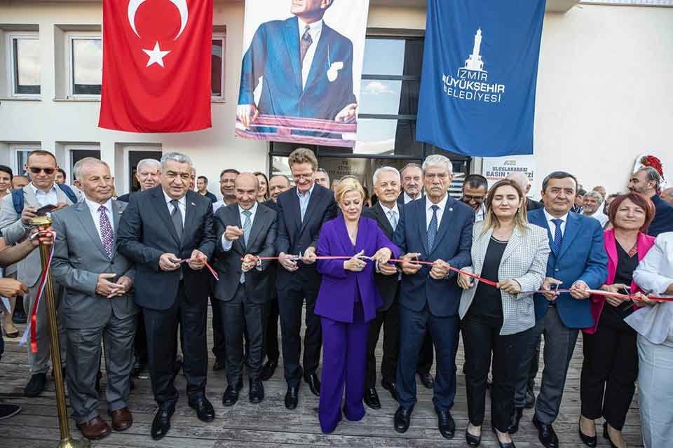 İzmir B&uuml;y&uuml;kşehir Belediyesi ve İzmir Gazeteciler Cemiyeti işbirliğiyle Uluslararası Basın
