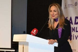 Karabağlar Mustafa Necati Merkezi&rsquo;nde ger&ccedil;ekleşen Uluslararası Kadın Sempozyumu&rsquo;nun a&ccedil;ılışında konuşan