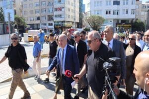 Zafer Partisi Genel Başkanı &Uuml;mit &Ouml;zdağ, partililerle birlikte Zeytinburnu'nda kavgaya