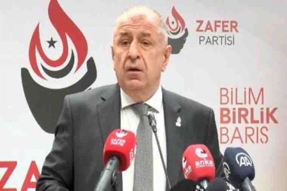 Zafer Partisi Genel Başkanı &Uuml;mit &Ouml;zdağ, deprem b&ouml;lgesinde yağma yapıldığını