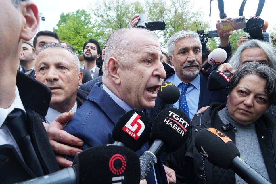 Zafer Partisi Genel Başkanı &Uuml;mit &Ouml;zdağ, İ&ccedil;işleri Bakanlığı'nın kapısına gidemeden