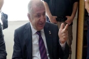 Aydın'a gelerek partisinin olağan il kongresine katılan Zafer Partisi Genel
