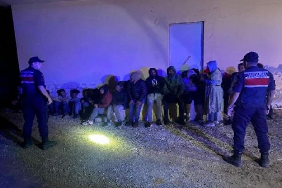 Aydın'ın Kuşadası il&ccedil;esinde, yasa dışı yollardan Yunan adalarına ge&ccedil;meye &ccedil;alışan,