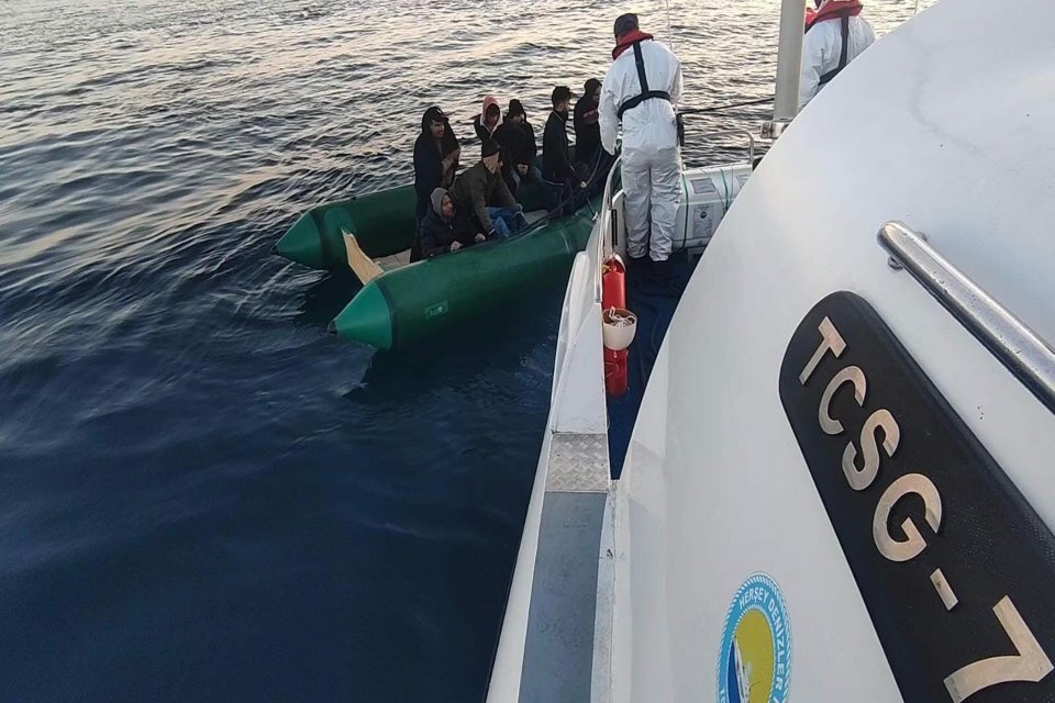 Aydın&rsquo;ın Kuşadası il&ccedil;esi a&ccedil;ıklarında, Yunan unsurlarınca T&uuml;rk karasularına itilen 8&nbsp;ka&ccedil;ak