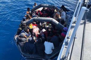 İzmir'in Dikili il&ccedil;esinde, Yunanistan unsurlarınca T&uuml;rk kara sularına geri itilen