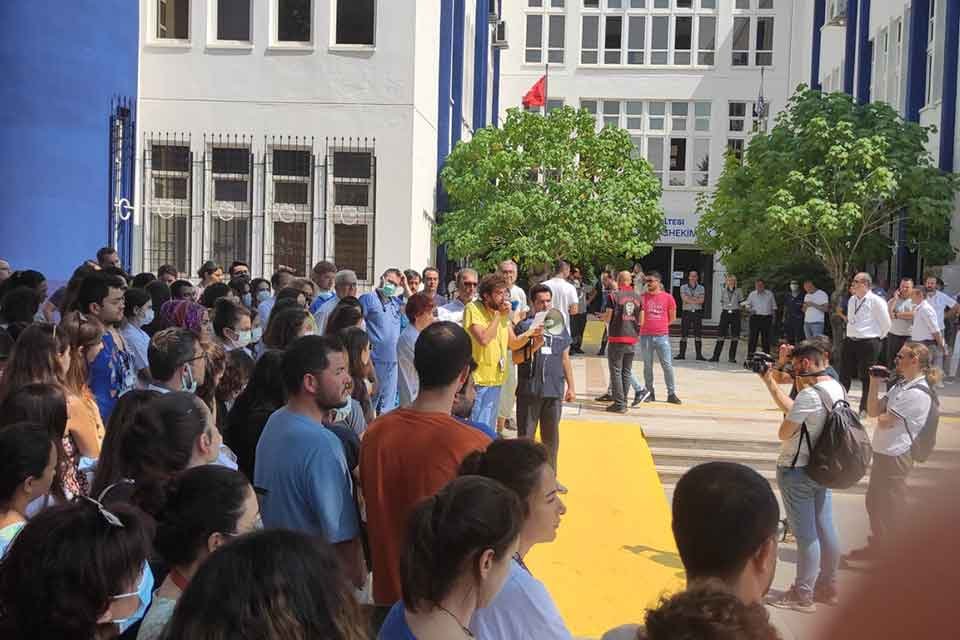 Üniversite Asistan Hekimleri hakları için İzmir ve tüm yurtta hastane