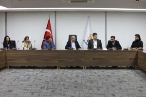 Son d&ouml;nemde gen&ccedil;lerle mesaisini artıran AK Parti İzmir İl Başkanı