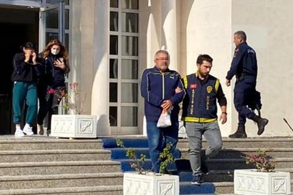 Muğla'nın Fethiye il&ccedil;esinde, arkadaşlık kurdukları &uuml;niversite &ouml;ğrencilerini fuhşa zorladıkları su&ccedil;lamasıyla
