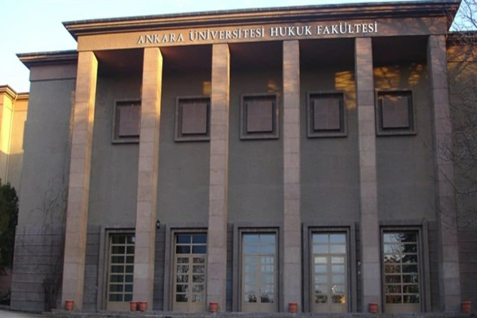 Ankara &Uuml;niversitesi Hukuk Fak&uuml;ltesi Dekanı Prof. Dr.&nbsp;Muharrem &Ouml;zen&rsquo;in şof&ouml;r&uuml;&nbsp;Ayhan A.,