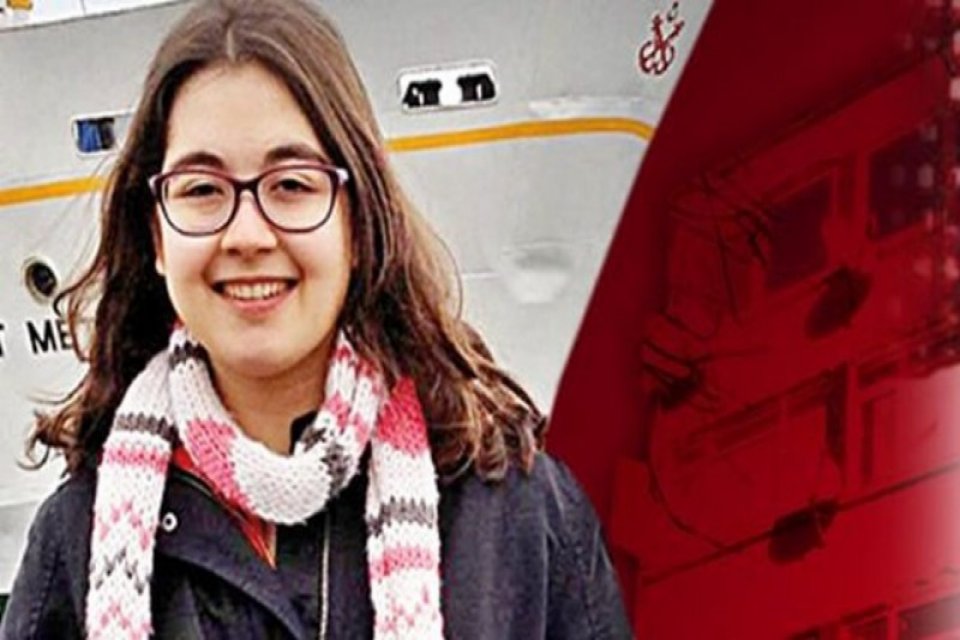 Yılbaşı akşamı kutlama yapmak için üniversiteli arkadaşlarıyla evinde parti yapan