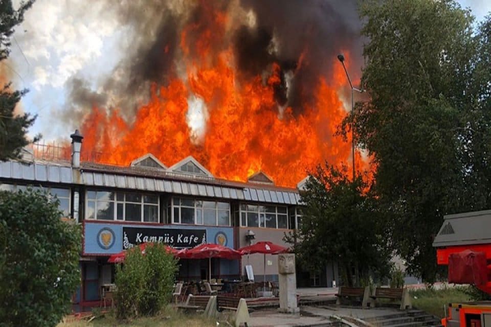 Erzurum&nbsp;Atat&uuml;rk &Uuml;niversitesi &Ouml;ğrenci yemekhanesinde &ccedil;ıkan m&uuml;dahale ediliyor. Edinilen bilgiye g&ouml;re