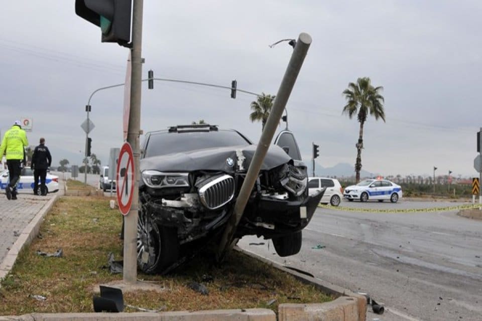 Antalya'da iki otomobilin &ccedil;arpıştığı kazada 2 kişi hayatını kaybetti, armat&ouml;r