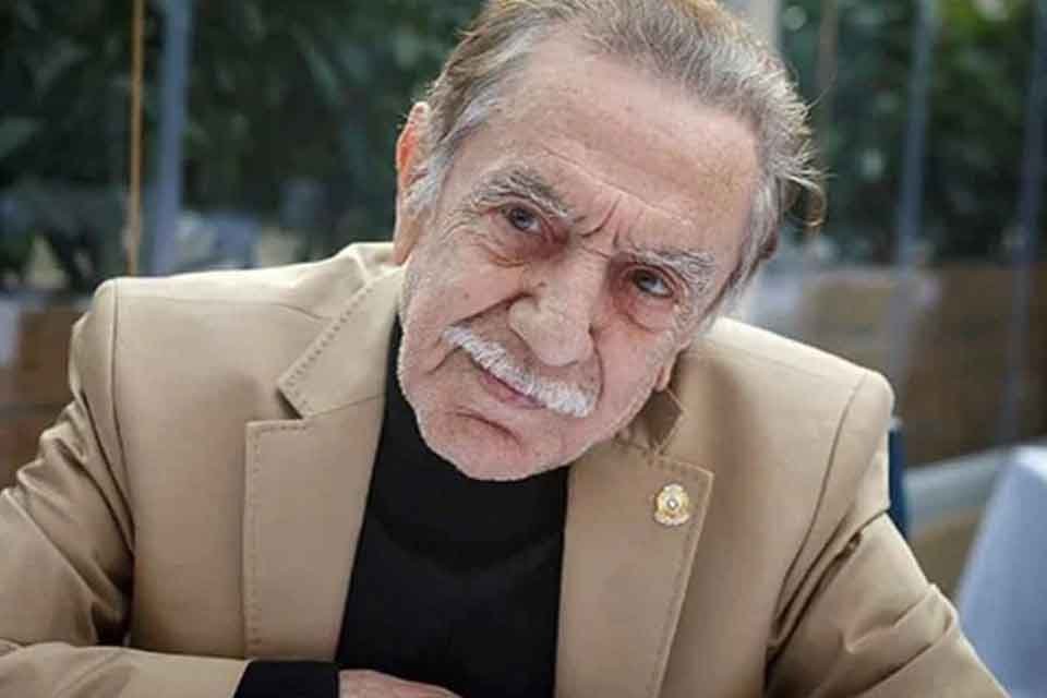 Ünlü oyuncu Aydemir Akbaş, sosyal medya hesabından kansere yakalandığını açıkladı.