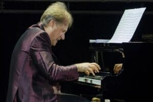 D&uuml;nyaca &uuml;nl&uuml; piyanist Richard Clayderman, 28 Nisan'da İstanbul'da m&uuml;zikseverlerle bir