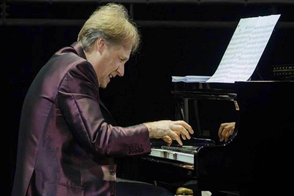 D&uuml;nyaca &uuml;nl&uuml; piyanist Richard Clayderman, 28 Nisan'da İstanbul'da m&uuml;zikseverlerle bir