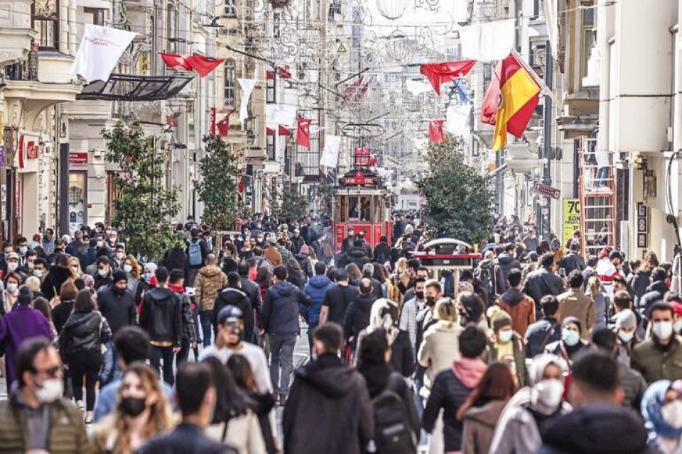 T&uuml;rkiye&rsquo;de g&uuml;nl&uuml;k koronavir&uuml;s vaka sayıları bir ay i&ccedil;erisinde rekor d&uuml;zeyde