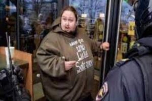 &Uuml;nl&uuml; Rus Ressam Nikas Safronov&rsquo;un oğlu Luka Zatravkin, Rusya&rsquo;daki t&uuml;m