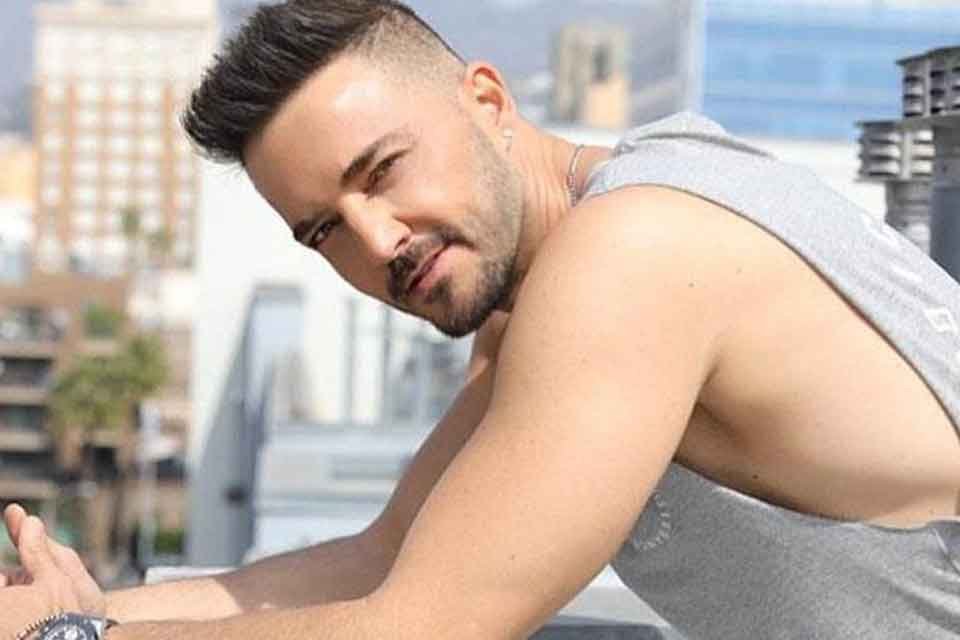 Şarkılarıyla bir d&ouml;neme damga vuran ve uzun zamandır yurt dışında