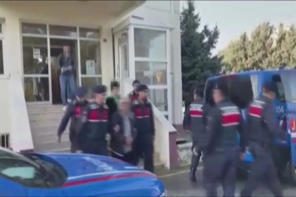 &Uuml;nl&uuml; şarkıcı Se&ccedil;il &Ccedil;ift&ccedil;i'nin barışmak i&ccedil;in kapısına gelen eski erkek