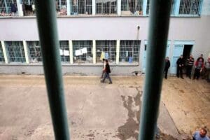 Hırsızlık su&ccedil;undan tutuklanan 23 yaşındaki gen&ccedil;, beraat edince mahkeme tarafından