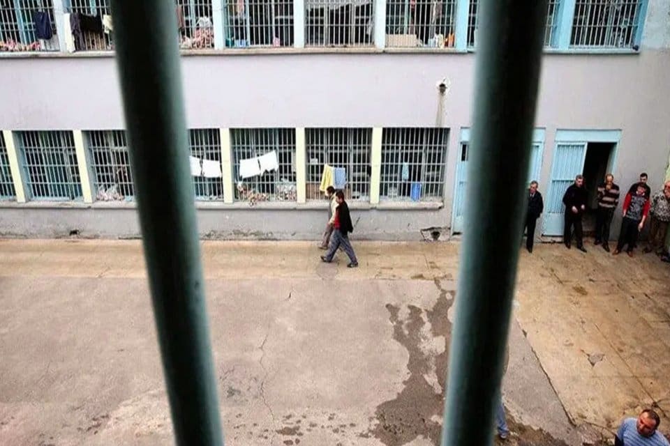 Hırsızlık su&ccedil;undan tutuklanan 23 yaşındaki gen&ccedil;, beraat edince mahkeme tarafından