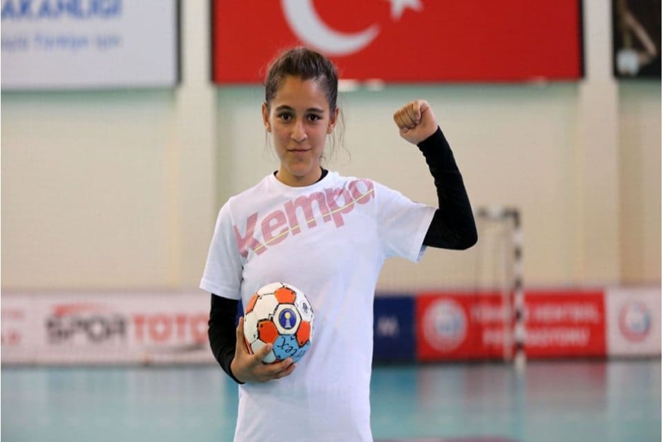 Şanlıurfa'da yaşayan 13 yaşındaki Merve Akpınar hentbola g&ouml;n&uuml;l verdi, azmi