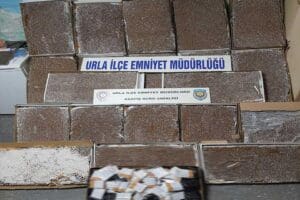 İZMİR'in Urla il&ccedil;esinde, polisin 2 adrese d&uuml;zenlediği operasyonda 5 bin