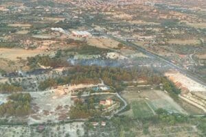 İZMİR'in Urla il&ccedil;esinde ağa&ccedil;lık alanda &ccedil;ıkan yangın, havadan ve karadan