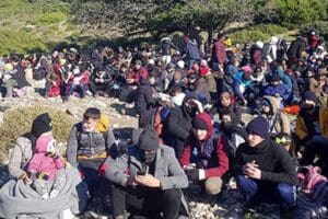 İzmir'de jandarma ekiplerinin yaptığı operasyonda, kamyon kasasında yasadışı yollardan yurtdışına
