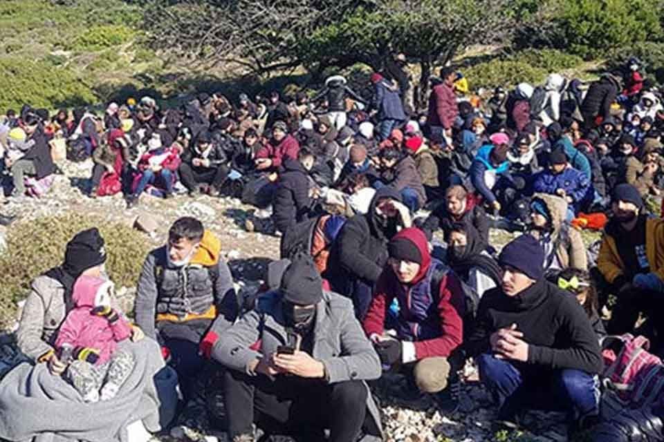 İzmir'de jandarma ekiplerinin yaptığı operasyonda, kamyon kasasında yasadışı yollardan yurtdışına