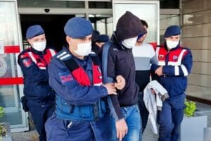 Urla'da, bir inşaattan demir malzemeler &ccedil;alan 3 kişi yakalandı. Adliyeye