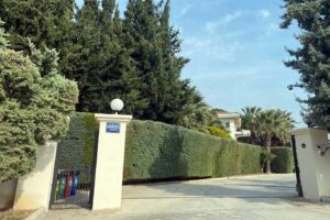 İzmir'in Urla ilçesinde kumar oynatıldığı ve sahte içki satıldığı tespit