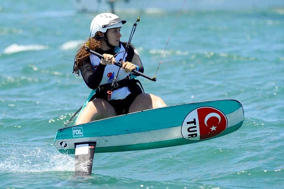 URLA Deniz Kul&uuml;b&uuml;'n&uuml;n gen&ccedil; sporcusu Derin Atakan yeni olimpik sınıf