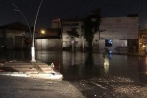 UŞAK'ta d&uuml;n etkili olan sağanak, hayatı olumsuz etkiledi. Cadde ve