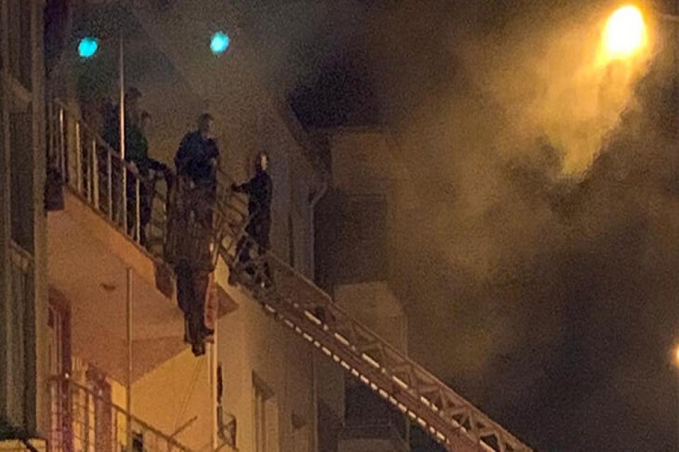 Uşak'ın Eşme il&ccedil;esinde bir apartmanda &ccedil;ıkan yangın itfaiye ekiplerince s&ouml;nd&uuml;r&uuml;ld&uuml;.